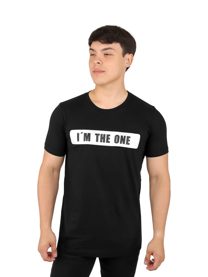 Hombre vistiendo playera negra de manga corta con texto blanco &