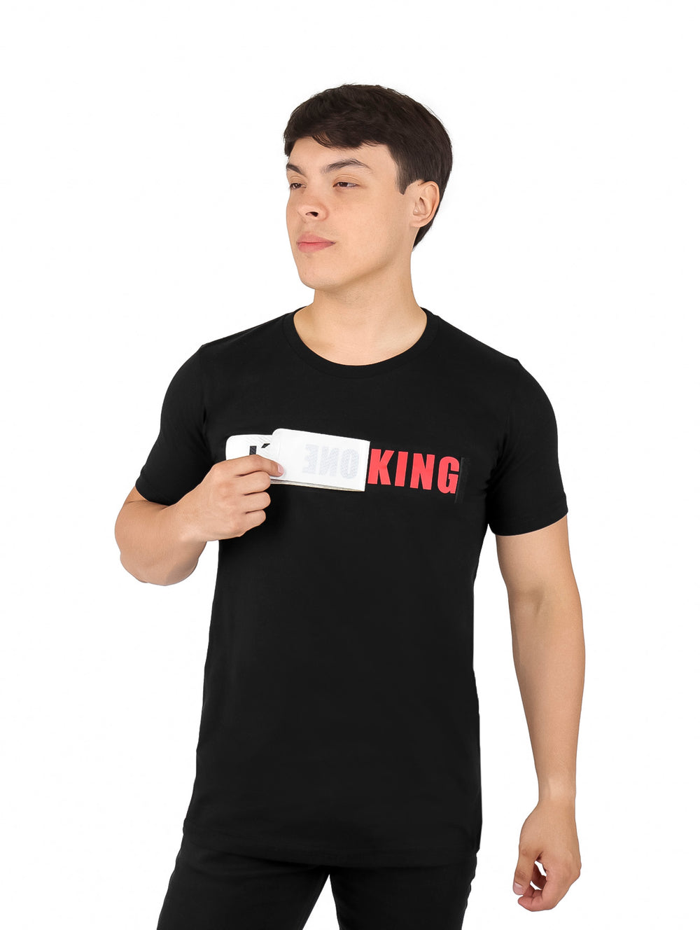 Hombre vistiendo playera negra de manga corta con texto blanco 'I'M THE ONE' en el pecho.