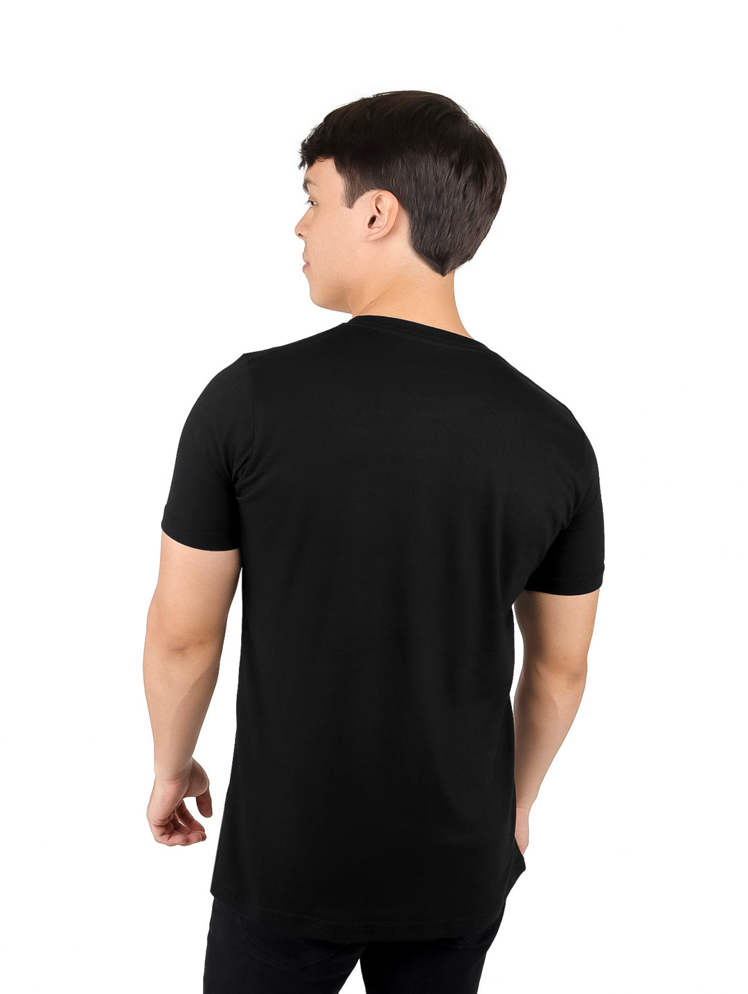 Hombre vistiendo playera negra de manga corta con texto blanco &