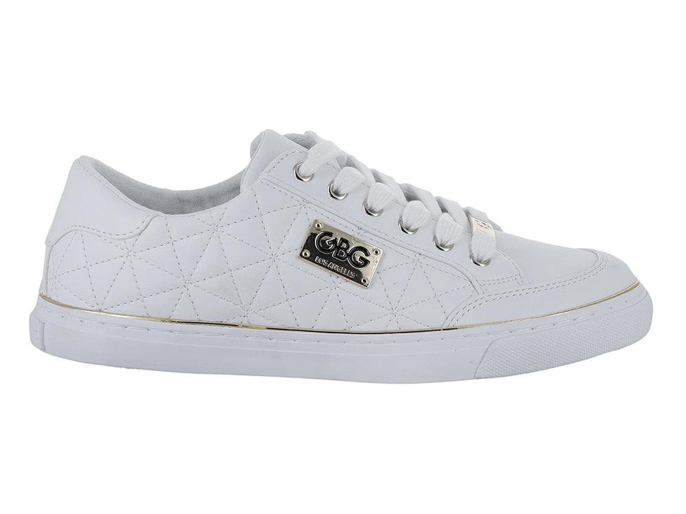 Tenis blancos con detalles dorados y textura acolchada lateral.
