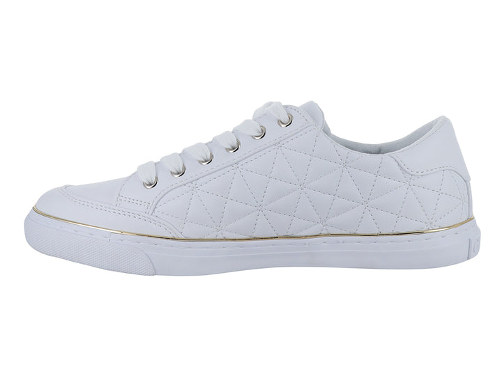 Tenis blancos con detalles dorados y textura acolchada lateral.
