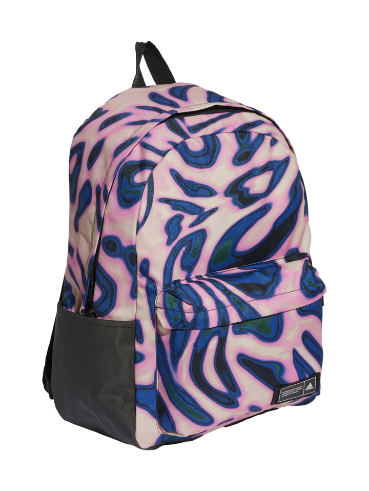 Mochila Adidas con estampado abstracto multicolor en tonos azul, rosa y morado con detalles en negro.