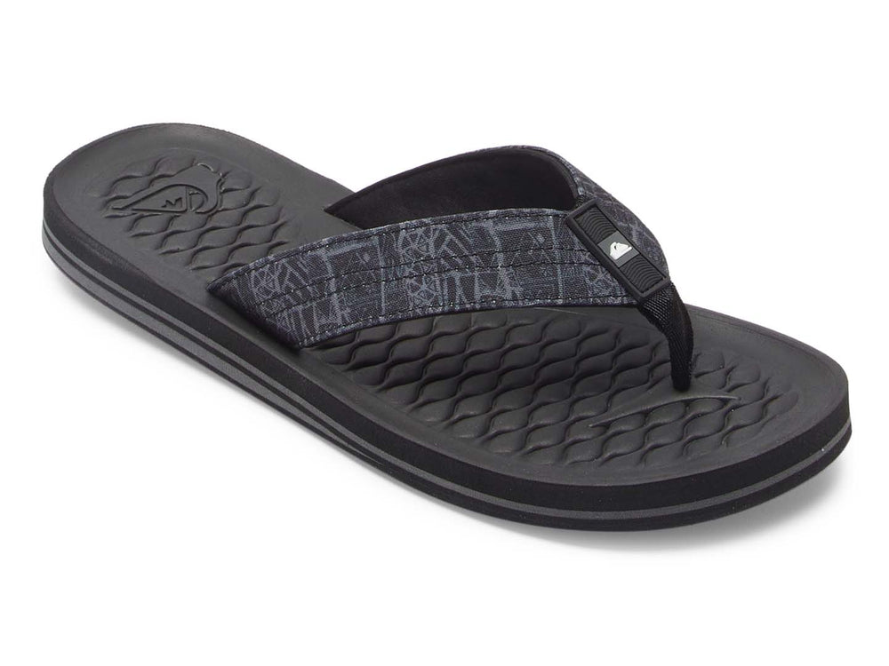 Sandalias Quiksilver color negro con correa estampada en tonos grises y suela plana.