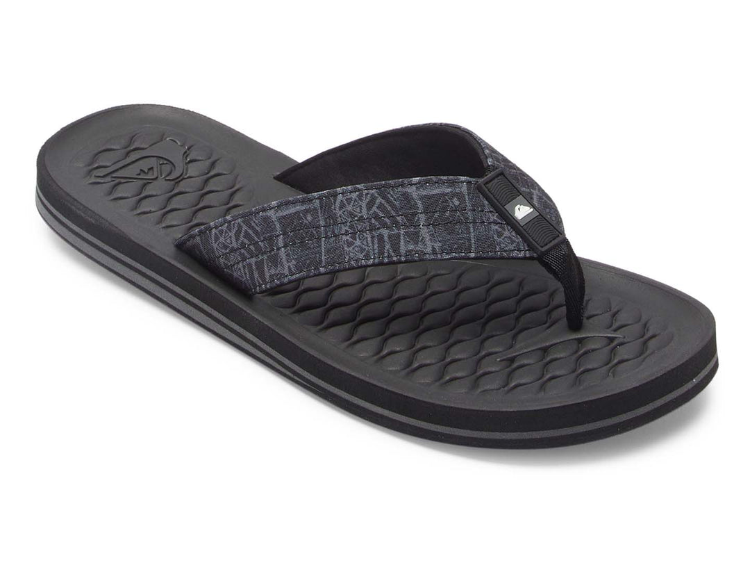 Sandalias Quiksilver color negro con correa estampada en tonos grises y suela plana.
