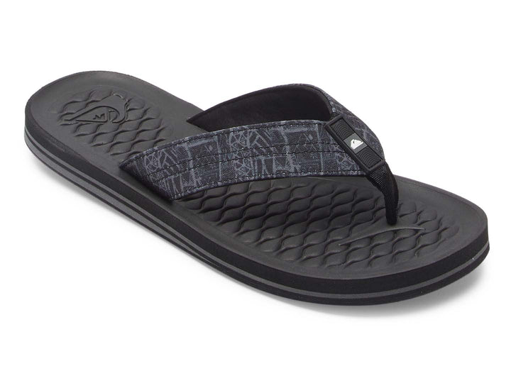 Sandalias Quiksilver color negro con correa estampada en tonos grises y suela plana.