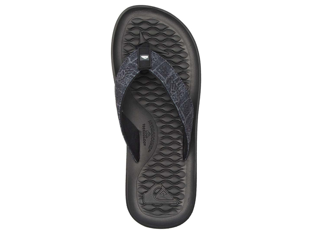 Sandalias Quiksilver color negro con correa estampada en tonos grises y suela plana.