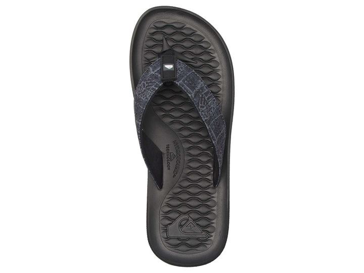 Sandalias Quiksilver color negro con correa estampada en tonos grises y suela plana.