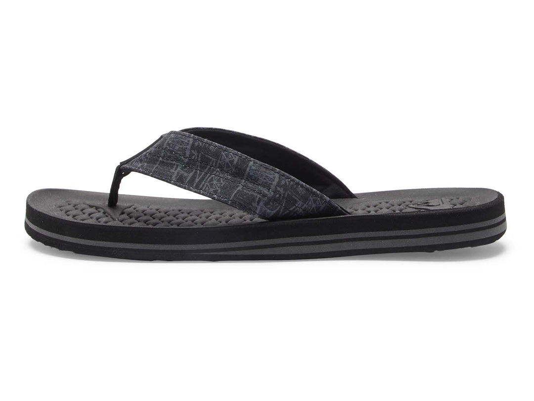 Sandalias Quiksilver color negro con correa estampada en tonos grises y suela plana.