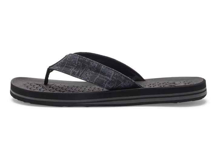 Sandalias Quiksilver color negro con correa estampada en tonos grises y suela plana.