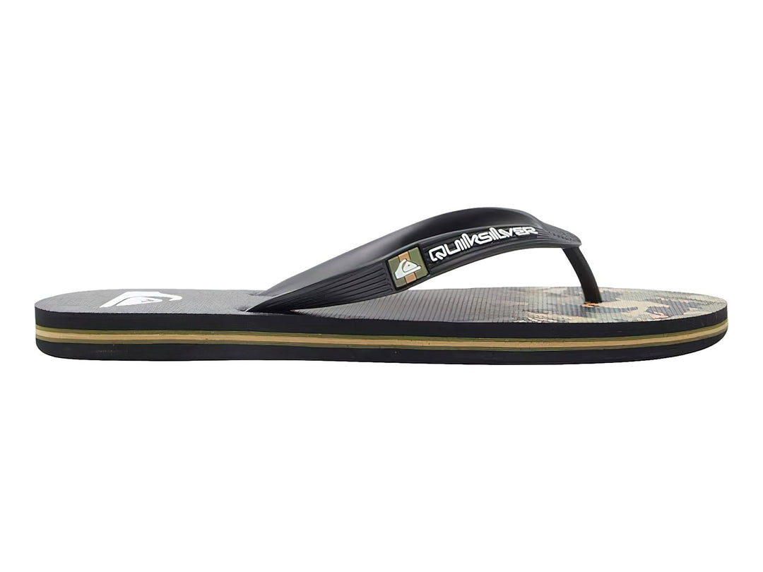 Sandalias Quiksilver negras con estampado de camuflaje verde en la plantilla y una franja dorada lateral.