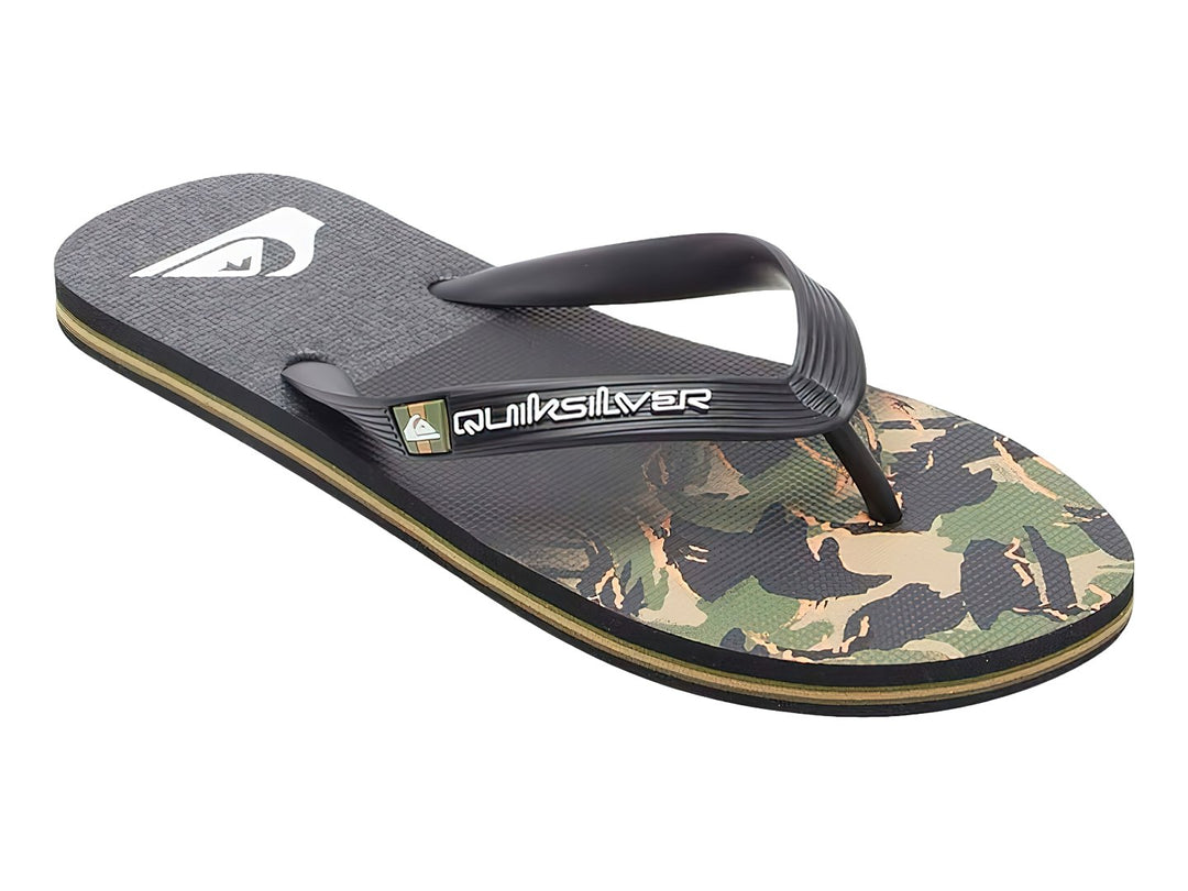 Sandalias Quiksilver negras con estampado de camuflaje verde en la plantilla y una franja dorada lateral.