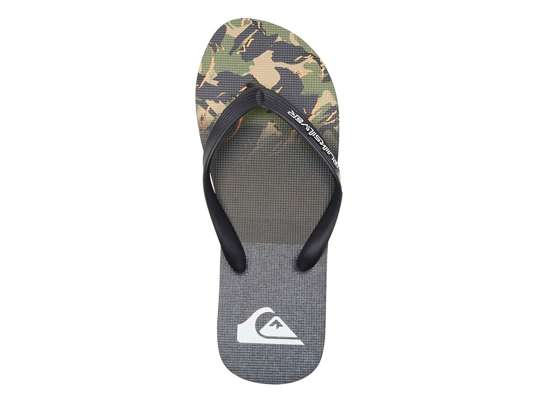 Sandalias Quiksilver negras con estampado de camuflaje verde en la plantilla y una franja dorada lateral.