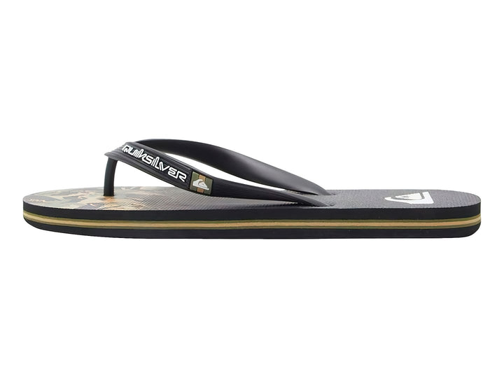 Sandalias Quiksilver negras con estampado de camuflaje verde en la plantilla y una franja dorada lateral.
