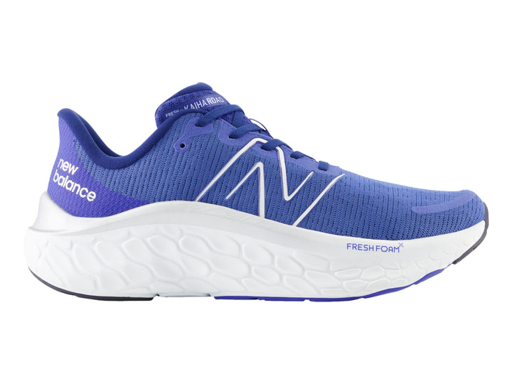 Tenis New Balance Kaiha en color azul marino con suela blanca gruesa de tecnología Fresh Foam.