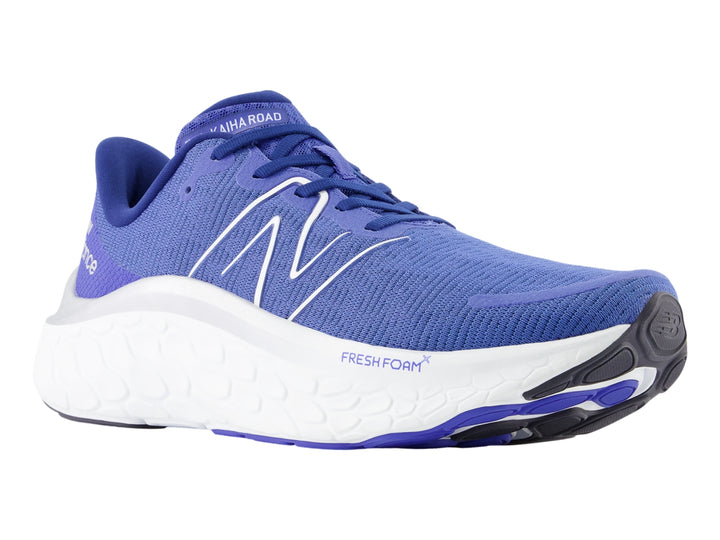 Tenis New Balance Kaiha en color azul marino con suela blanca gruesa de tecnología Fresh Foam.