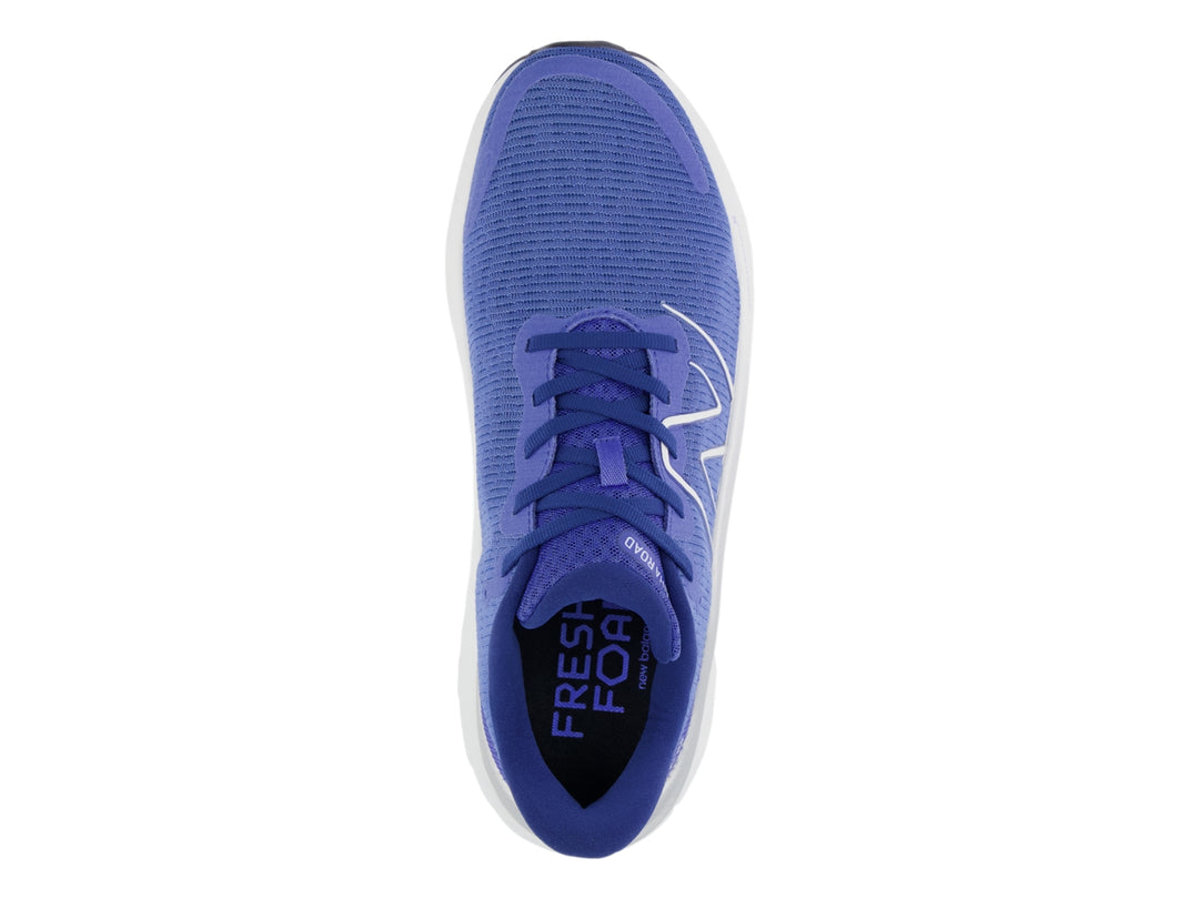Tenis New Balance Kaiha en color azul marino con suela blanca gruesa de tecnología Fresh Foam.