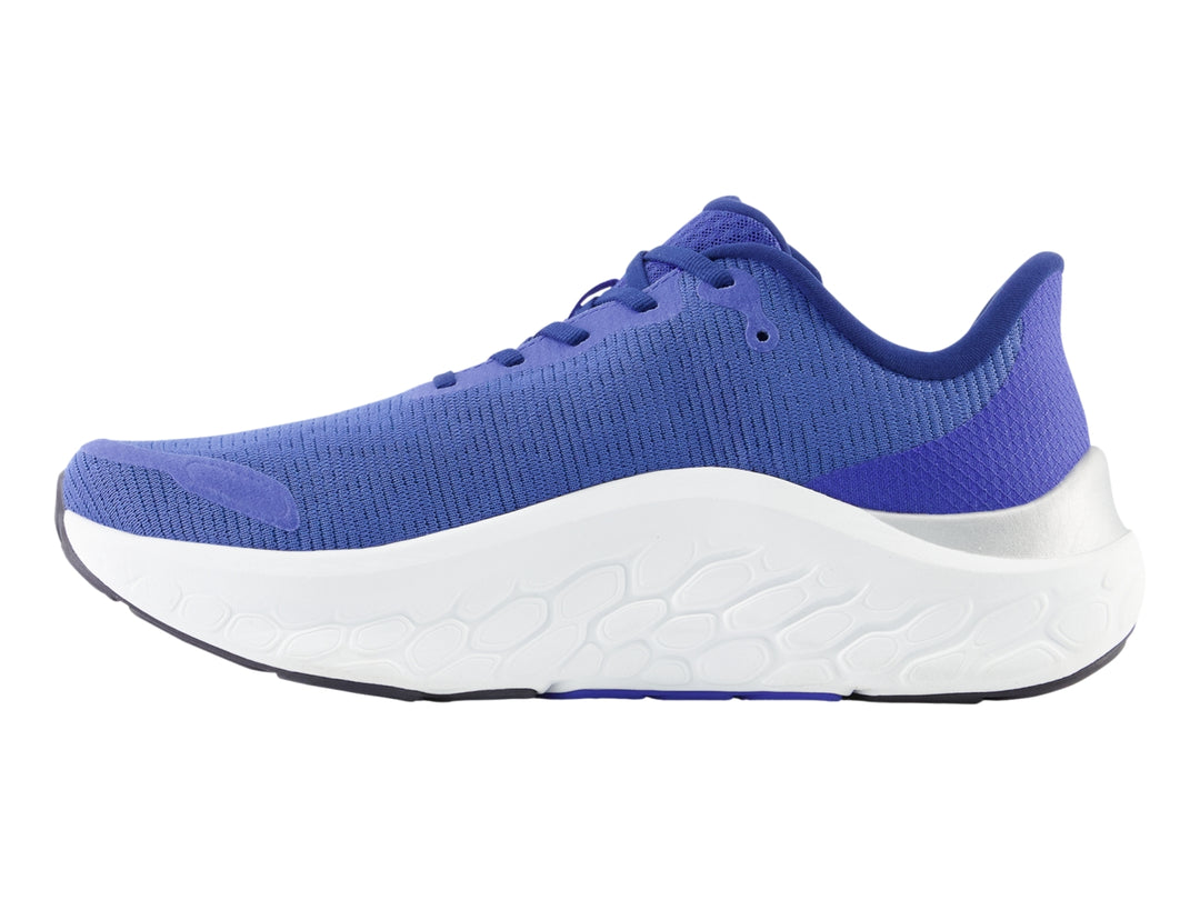 Tenis New Balance Kaiha en color azul marino con suela blanca gruesa de tecnología Fresh Foam.