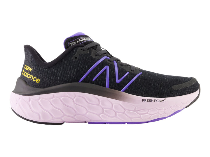 Tenis New Balance color negro con suela gruesa en tono morado claro y detalles en morado.
