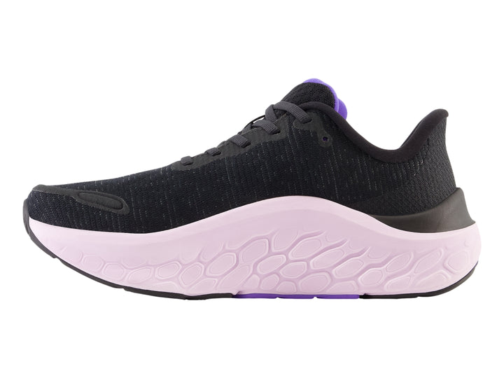 Tenis New Balance color negro con suela gruesa en tono morado claro y detalles en morado.