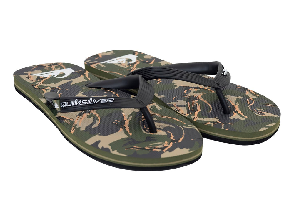 Sandalias Quiksilver con estampado de camuflaje en tonos verdes y negros y tiras negras.