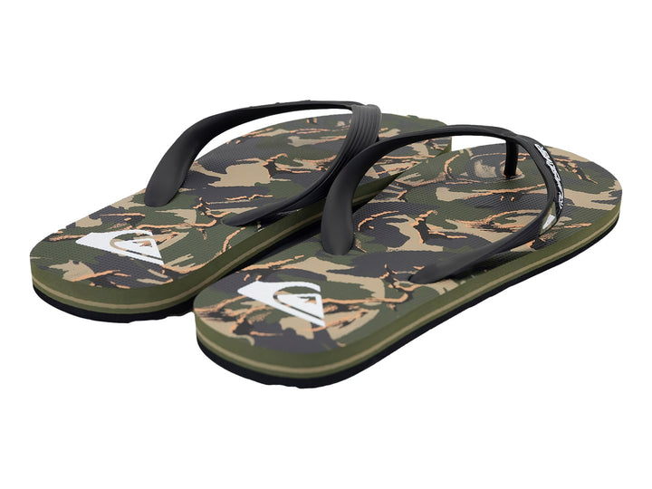 Sandalias Quiksilver con estampado de camuflaje en tonos verdes y negros y tiras negras.