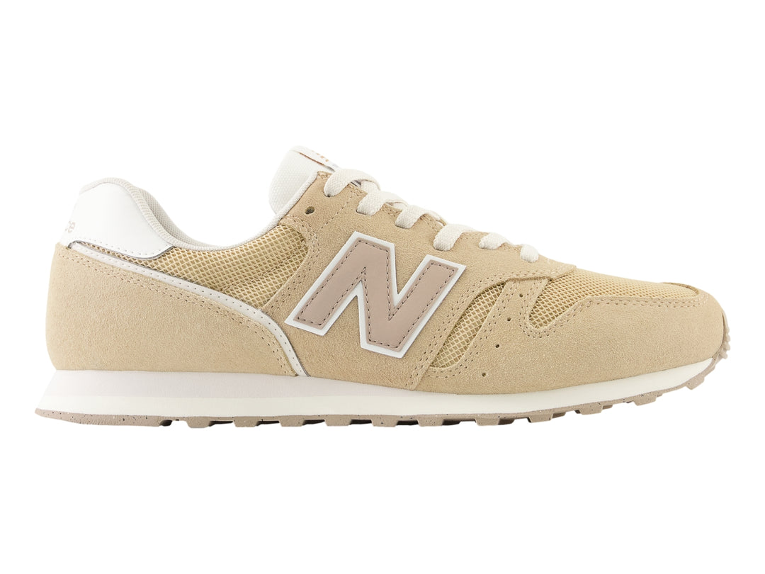 Tenis New Balance color beige incense con detalles y suela en color blanco.