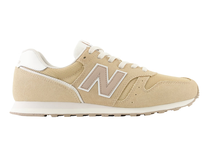 Tenis New Balance color beige incense con detalles y suela en color blanco.