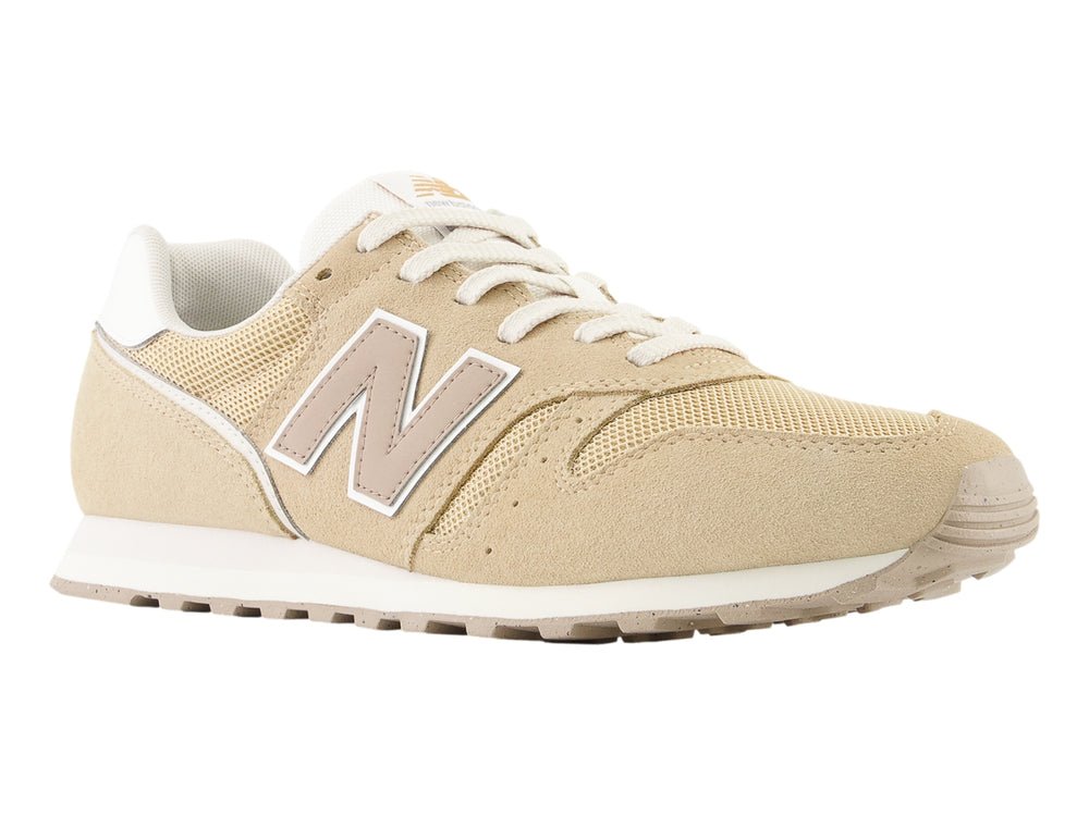 Tenis New Balance color beige incense con detalles y suela en color blanco.