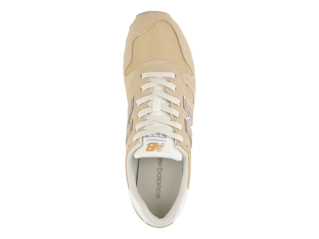 Tenis New Balance color beige incense con detalles y suela en color blanco.