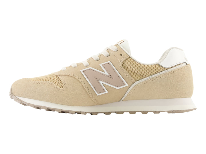 Tenis New Balance color beige incense con detalles y suela en color blanco.