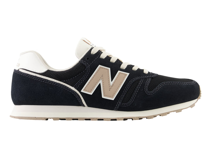Tenis New Balance modelo 373 en color negro con detalles en blanco y beige, vista lateral.