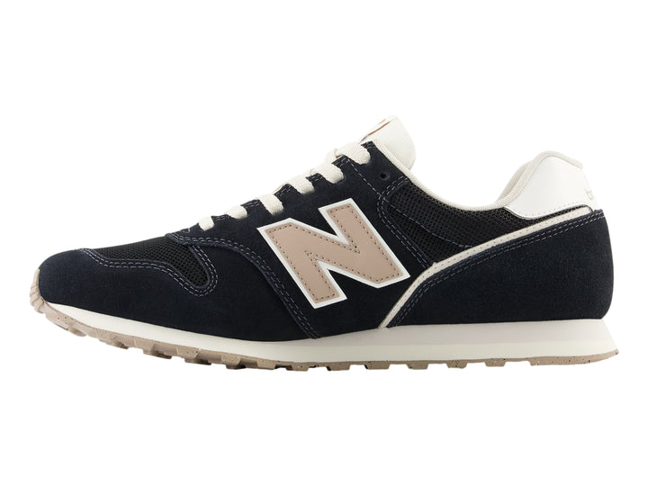 Tenis New Balance modelo 373 en color negro con detalles en blanco y beige, vista lateral.