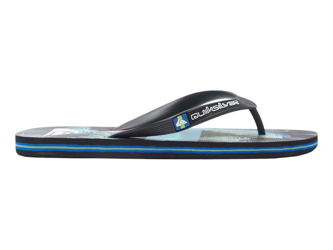 Sandalias Quiksilver color negro y azul con diseño gráfico en la plantilla y suela a rayas.