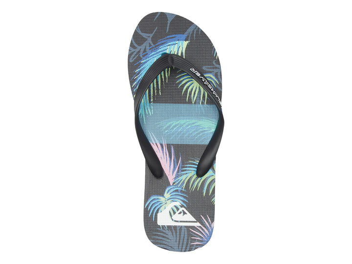 Sandalias Quiksilver color negro y azul con diseño gráfico en la plantilla y suela a rayas.