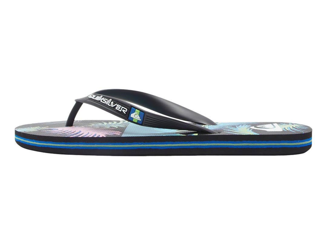 Sandalias Quiksilver color negro y azul con diseño gráfico en la plantilla y suela a rayas.