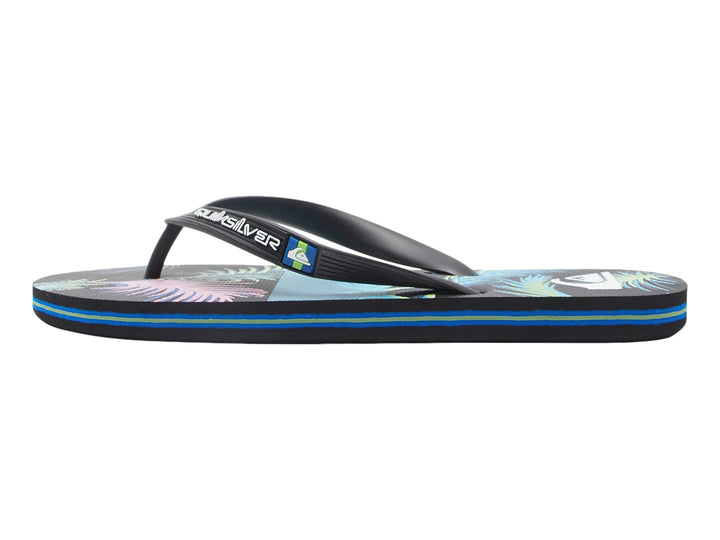 Sandalias Quiksilver color negro y azul con diseño gráfico en la plantilla y suela a rayas.