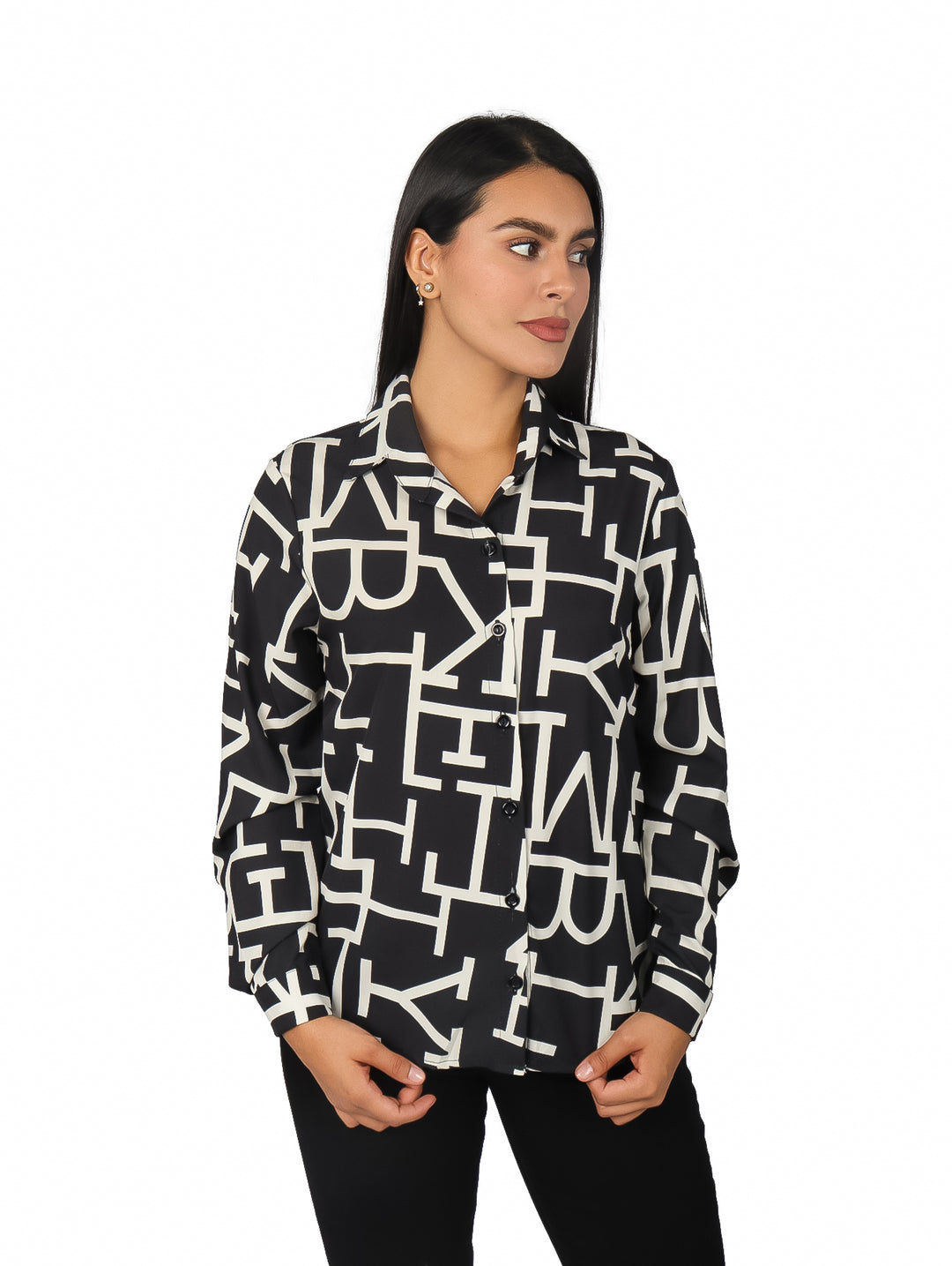 Mujer vistiendo camisa negra de manga larga con estampado gráfico en color blanco.