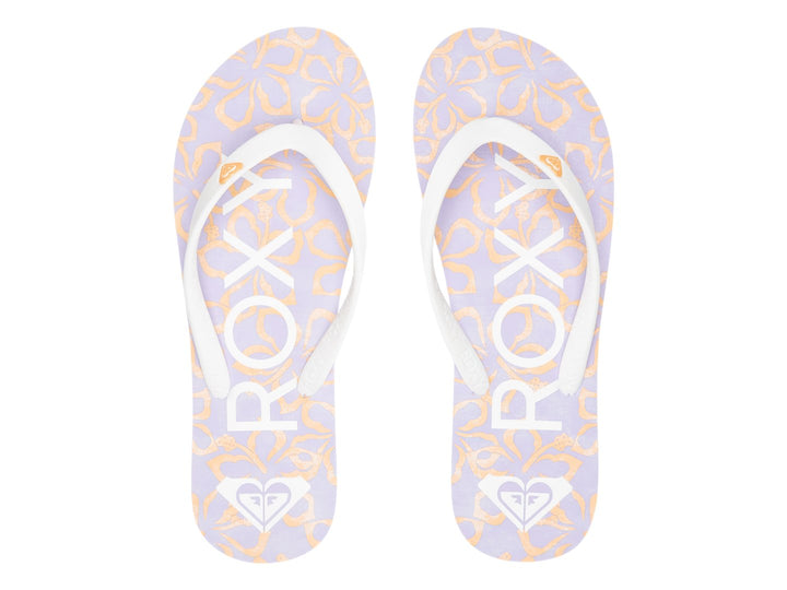 Sandalias Roxy Tahiti color blanco y lavanda con suela plana y correa en Y.