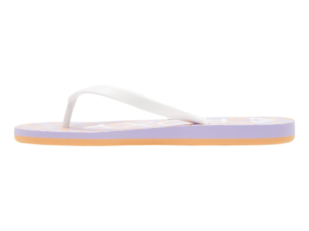 Sandalias Roxy Tahiti color blanco y lavanda con suela plana y correa en Y.
