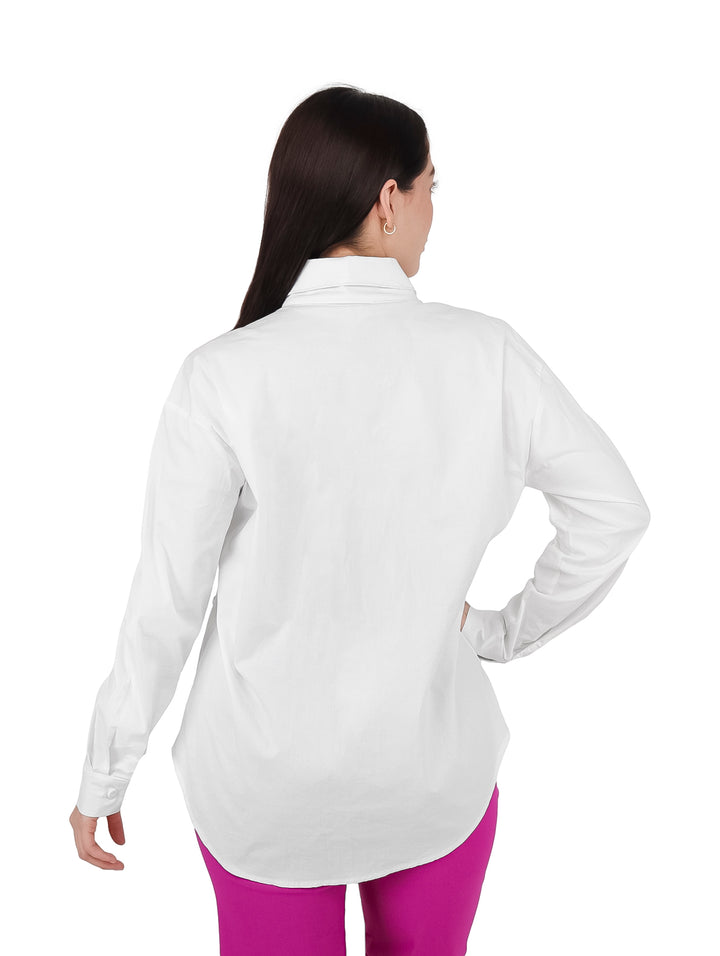 Mujer vistiendo camisa blanca de manga larga con perlas coloridas decorativas.