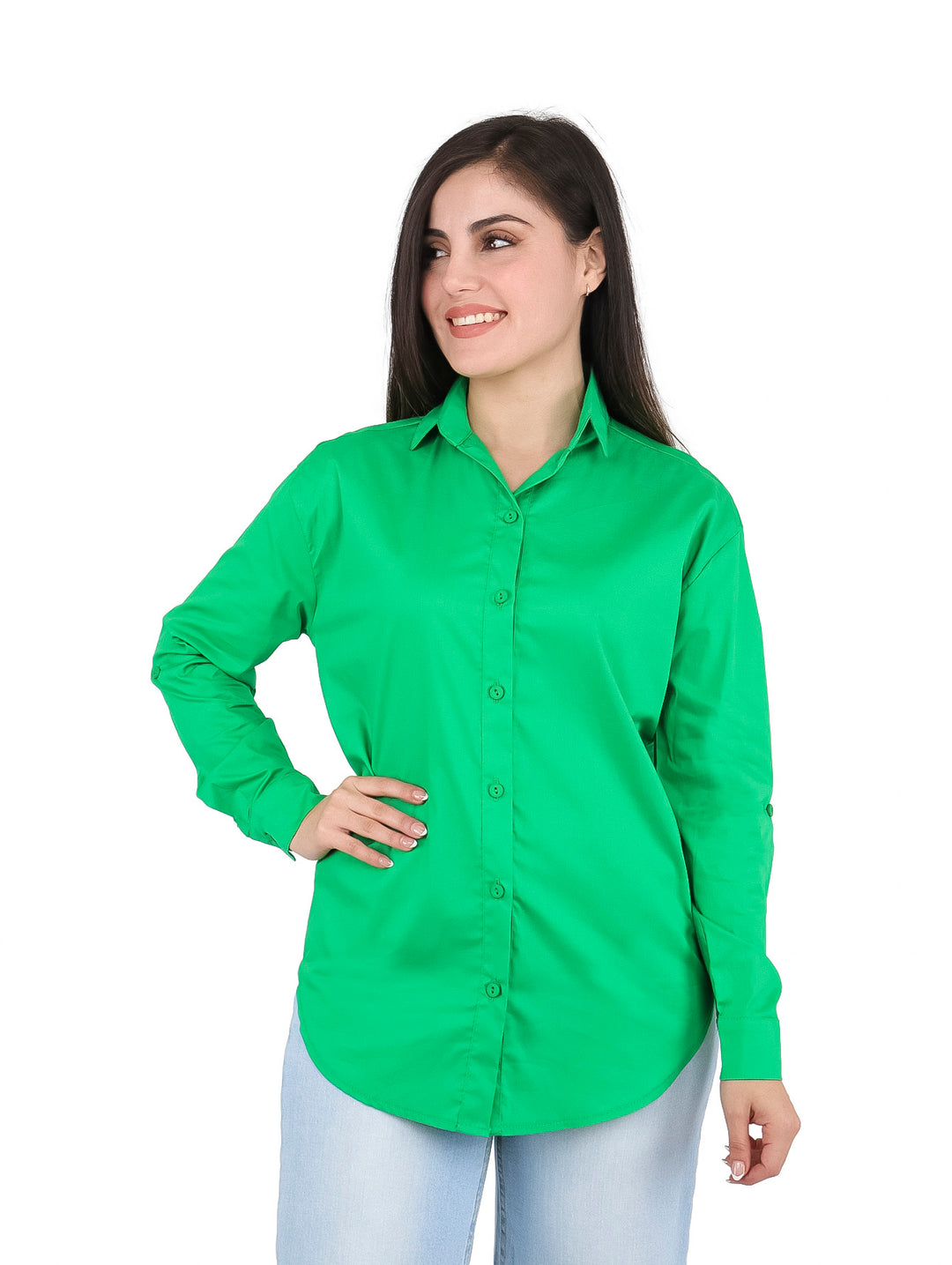Mujer vistiendo una camisa de manga larga color verde kelly con botones frontales.