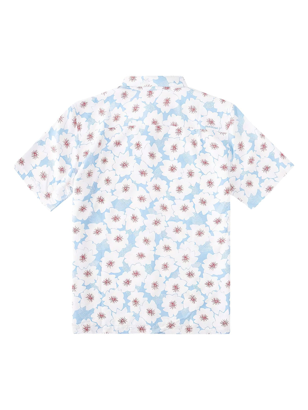 Camisa de manga corta color azul claro con estampado de flores blancas y centros rojos.
