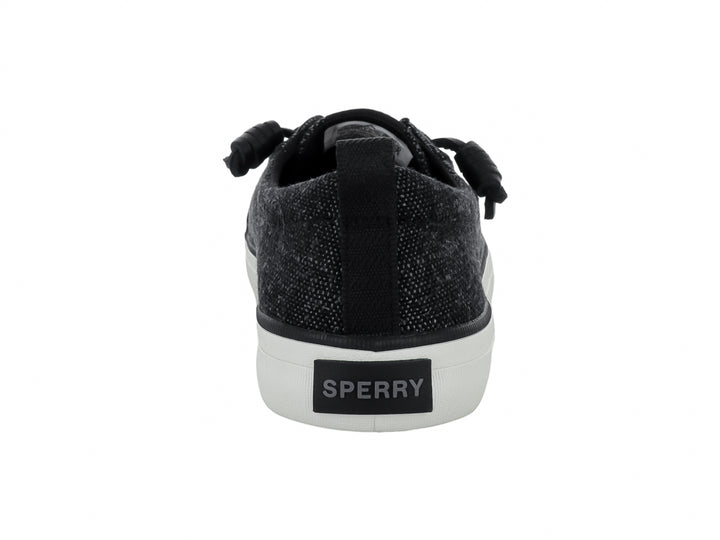 Tenis Sperry color negro de tela con suela blanca y cordones negros.