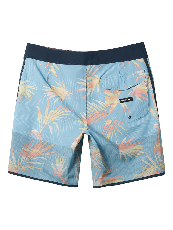 Traje de baño Quiksilver azul cielo con estampado de hojas tropicales y cintura azul marino.