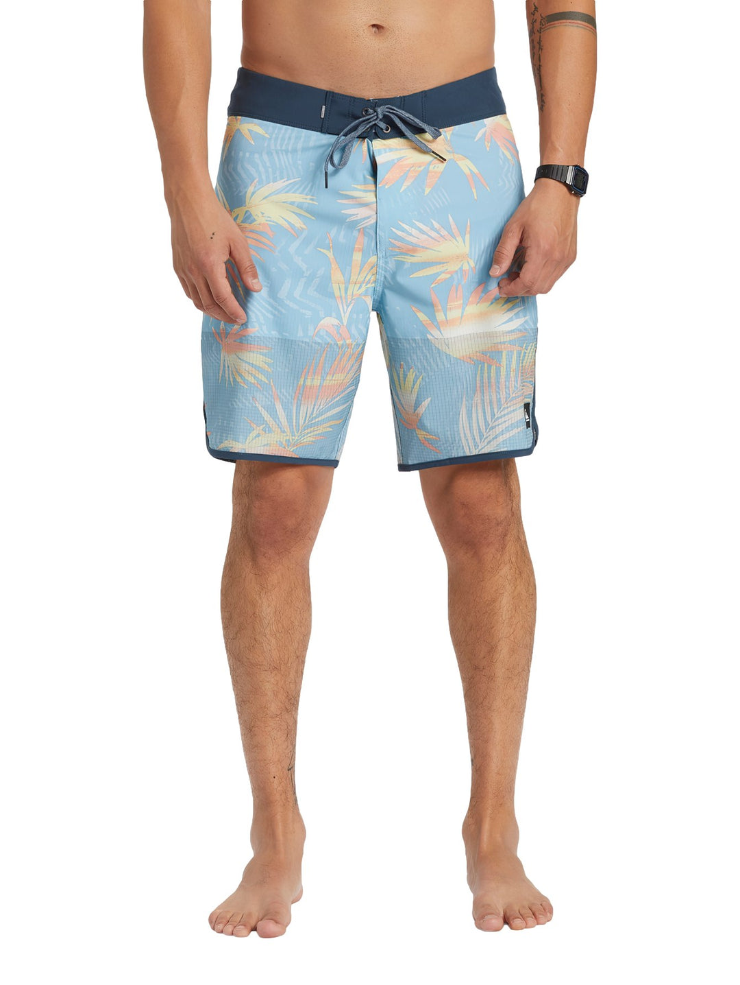 Traje de baño Quiksilver azul cielo con estampado de hojas tropicales y cintura azul marino.