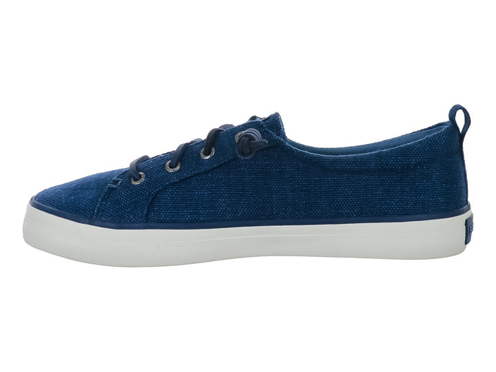 Tenis casuales Sperry de color azul con suela blanca y cordones azules.