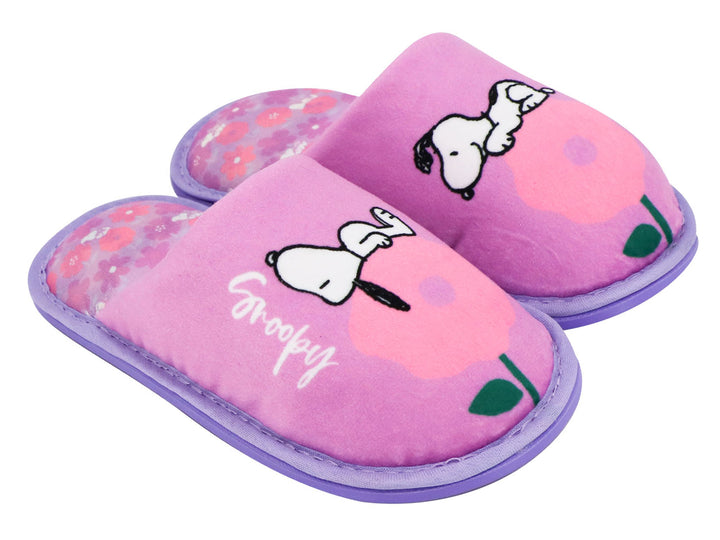 Par de pantuflas rosas con estampado del personaje Snoopy y flores, ideales para niñas.