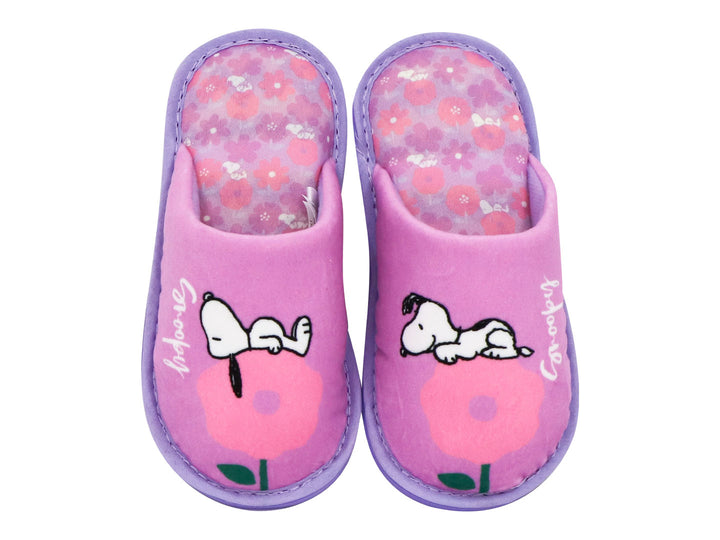 Par de pantuflas rosas con estampado del personaje Snoopy y flores, ideales para niñas.