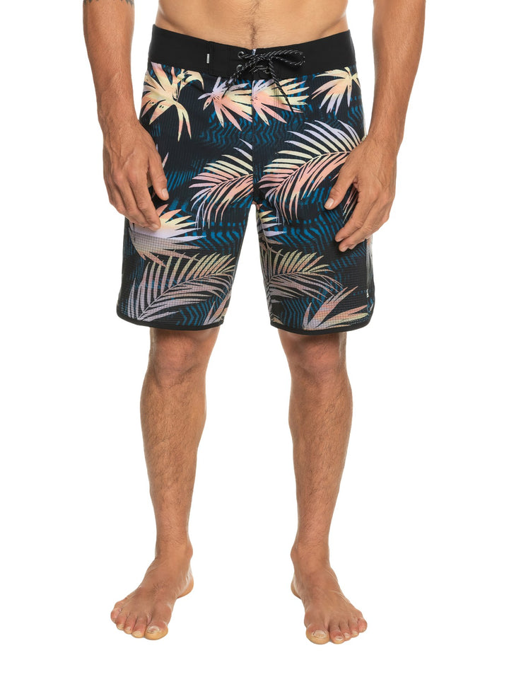 Traje de baño Quiksilver negro con estampado de hojas tropicales en tonos azul y amarillo.