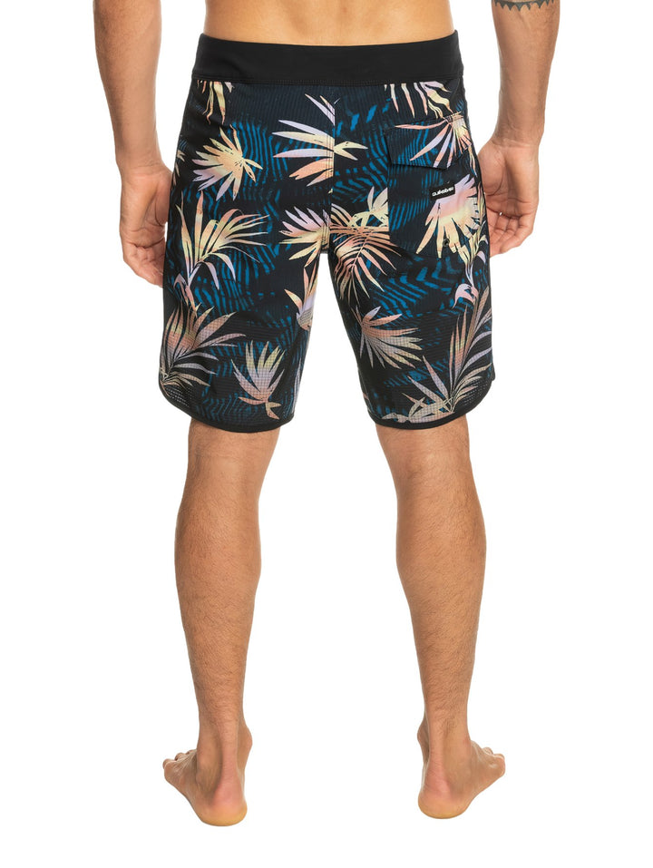 Traje de baño Quiksilver negro con estampado de hojas tropicales en tonos azul y amarillo.